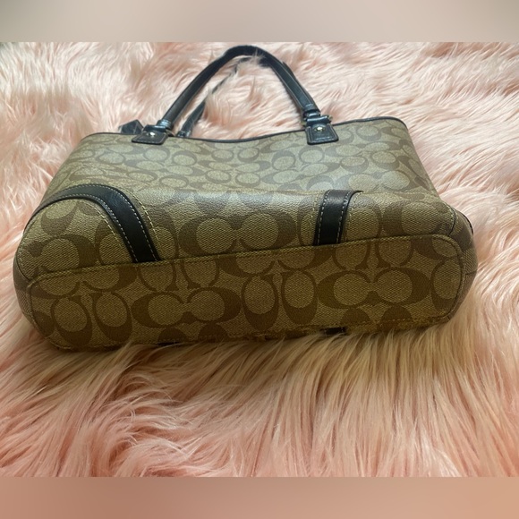 COACH BLACK & TAN PURSE - Picture 2 of 7